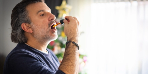 Quale è l'effetto collaterale di maggior rilievo del cannabidiolo? 