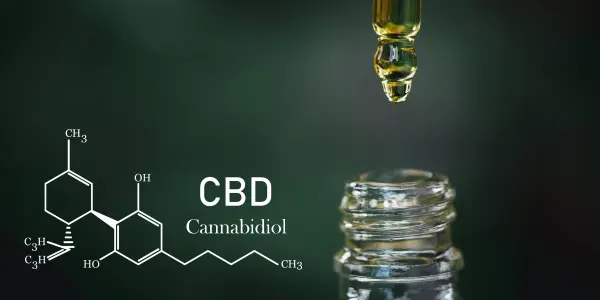 una boccetta aperta di olio di cbd 